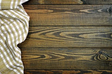 Tahta masadaki kahverengi kareli peçetenin üst görünümü ve metin için boşluk