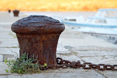 Rıhtımda zincirli paslı demirleme bölmesi