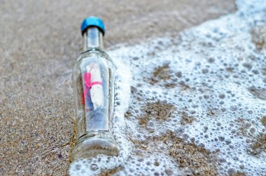 Kumlu plajda şişede Mesaj