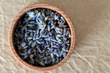 Kasede kurutulmuş lavanta.