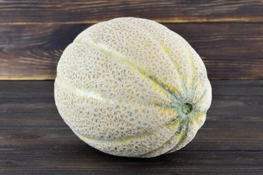 Ahşap zemin üzerinde kavun