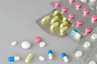 Gri arka planda haplar ve haplar