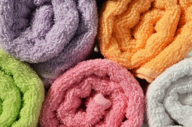 Arka plan olarak sarılmış banyo havluları.