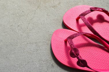 Beton zeminde parmak arası terlikler