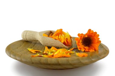 Tahta tabakta kepçe kepçe yaprakları