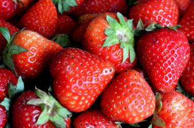 Taze çilekleri kapatın.