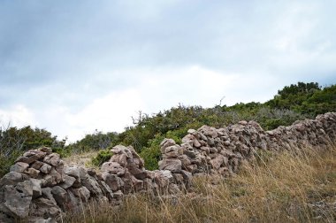 Kuru taş duvar, Krk Adası, Hırvatistan 