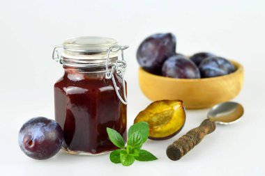 Kavanozda erik reçeli