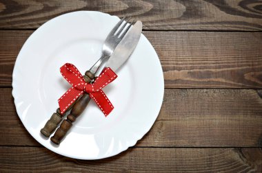 Ahşap zemin üzerinde kırmızı yay ile kırsal masa ayarı