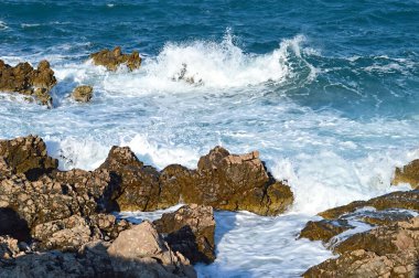 Kayalı dev okyanus dalgaları 