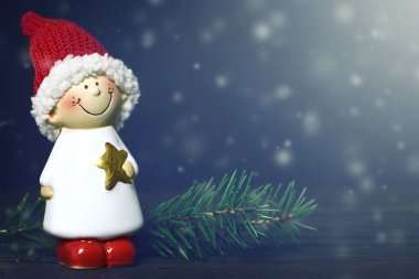 Oyuncak ve köknar ağacı dalıyla Noel kompozisyonu 