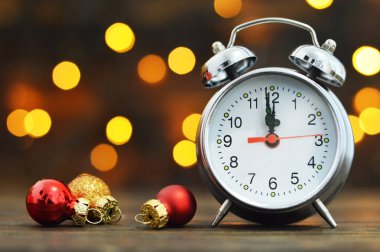 Çalar saat ve dekorasyonlar bulanık arkaplanlı masada