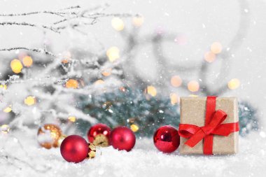 Noel kompozisyonu. Kar arkaplanındaki Noel süslemeleri 