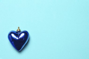 Mavi arkaplanda kalp şekli dekorasyonu.