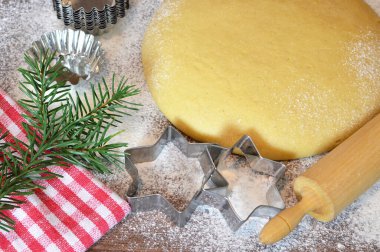 Ahşap arka planda noel kurabiyeleri konsepti pişirme.