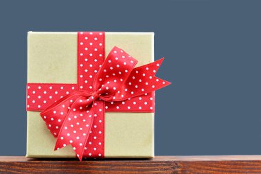 Hediye kutusu, kırmızı kurdele ve yay.