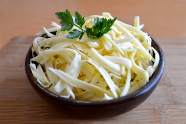 Taze ev yapımı peynir ve kasede otlar.