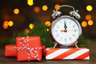 Noel hediyeleri ve Bokeh arka planında klasik çalar saat