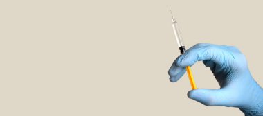 Coronavirus, Covid 19 veya SARS-CoV-2 aşısı. Elinde şırınga olan mavi tıbbi eldiveni teslim et.