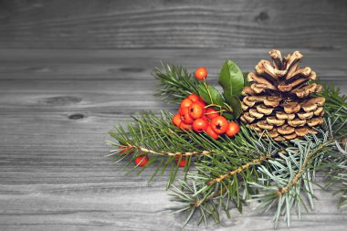 Doğal Noel süslemesi: Çam kozalağı ve böğürtlen