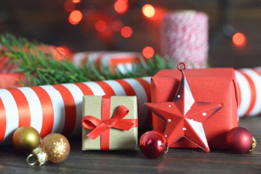 Noel hediyelerini paketleyin.