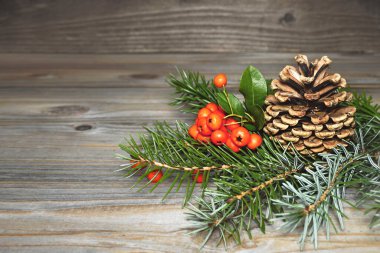 Doğal Noel süslemesi: Çam kozalağı ve böğürtlen