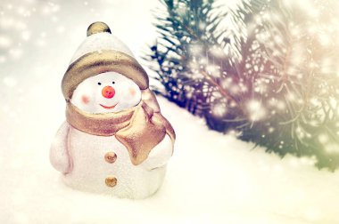 Yılbaşı geçmişi olan bir kardan adam. Noel kartı..