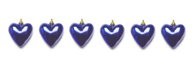 Mavi kalp şekilli Noel mücevherleri beyazın üzerinde izole edilmiş.