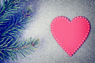 Noel arkaplanı, köknar ağacı ve kırmızı kalpli bayram süslemesi.