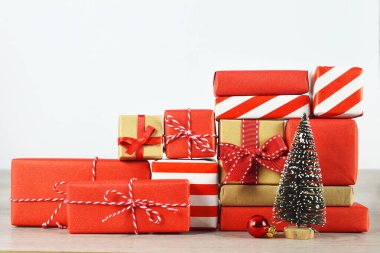 Noel hediyeleri ve minyatür Noel ağacı