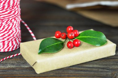 Hediye ile noel kompozisyonu, ahşap arka planda çoban üzümü 