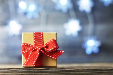 Tahta arka planda hediye kutusu