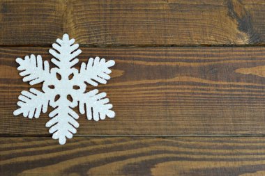 Tahta bir arka planda kar tanelerinin yakın plan görüntüsü