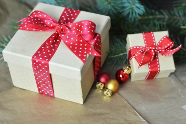 Noel ağacı, tahta arka planda hediye kutuları 