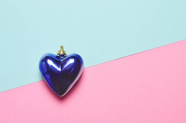 Mavi ve pembe arka planda gümüş kalp.