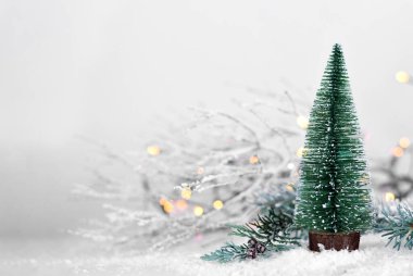 Mutlu noel kartları, beyaz boşluklu karlar içinde Noel ağacı.