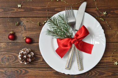 Tabağında köknar ağacı olan bir Noel masası.