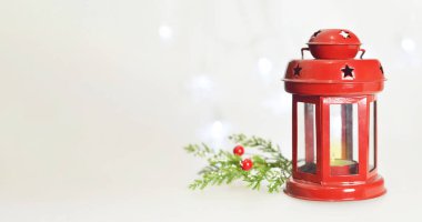 Kırmızı fener ve ağaç dallarıyla Noel süslemesi 