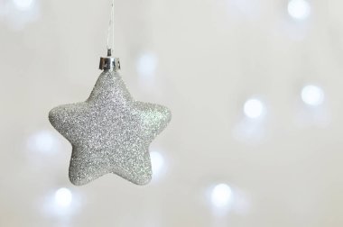 Şenlik arka planında parlak noel yıldızı süslemesi