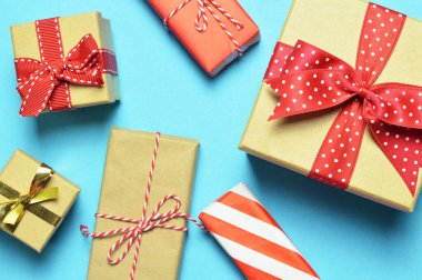 Pastel mavi arka planda Noel hediyeleri