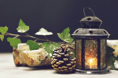 Noel arkaplanı, klasik Noel feneri ve kozalaklı. Kopya alanı ile Noel arkaplanı kavramı