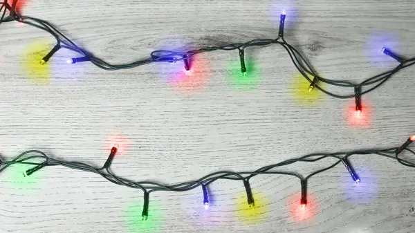 Ahşap arka planda Noel ışıkları.