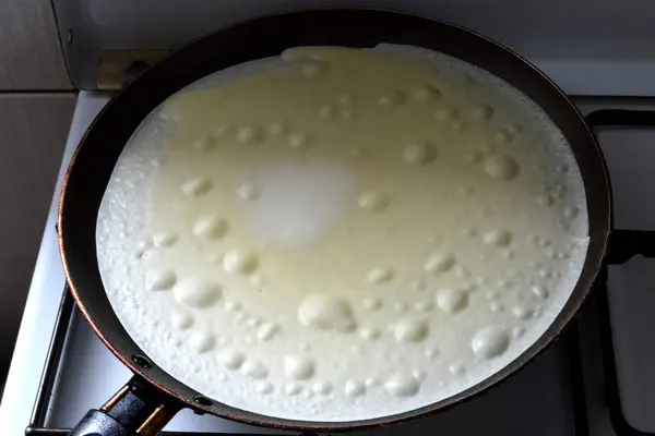 Kızartma tavasında krep pişirme işlemi..