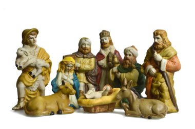 Kutsal aile ve beyaz arka planda izole edilmiş üç kralın olduğu doğum sahnesi.