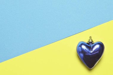 Mutlu Noeller ve kalp oyuncağıyla yeni yıl konsept kartı. 