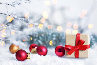 Kırmızı kurdeleli Noel hediye kutusunu kapat