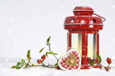 Eski yılbaşı feneri ve karlı arka planda kalp süslemesi olan bir Noel kartı. Kopya alanı olan Noel ve Yeni Yıl tebrik kartı kavramı