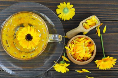 Ahşap arka planda takvim çayı