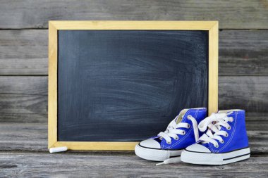 Okul ayakkabıları, spor ayakkabıları, okul malzemeleri ve karatahta