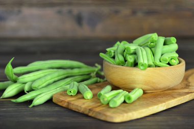 Tahta masada taze yeşil fasulye.